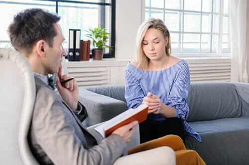 alcohol detox center palm springs woman talking to therapist california addiction treatment center