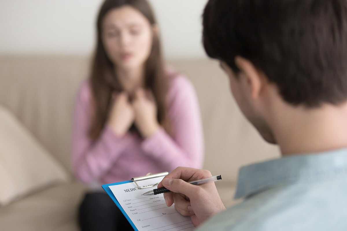 male therapist fills out intake form for female patient asking how long does it take to detox from alcohol