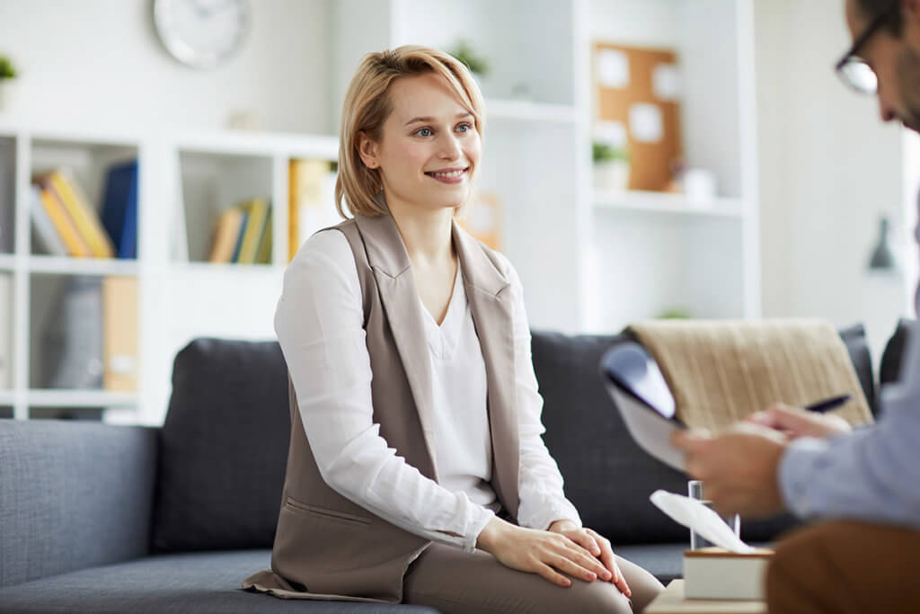 a woman talking to her therapist as they explain what is individual therapy