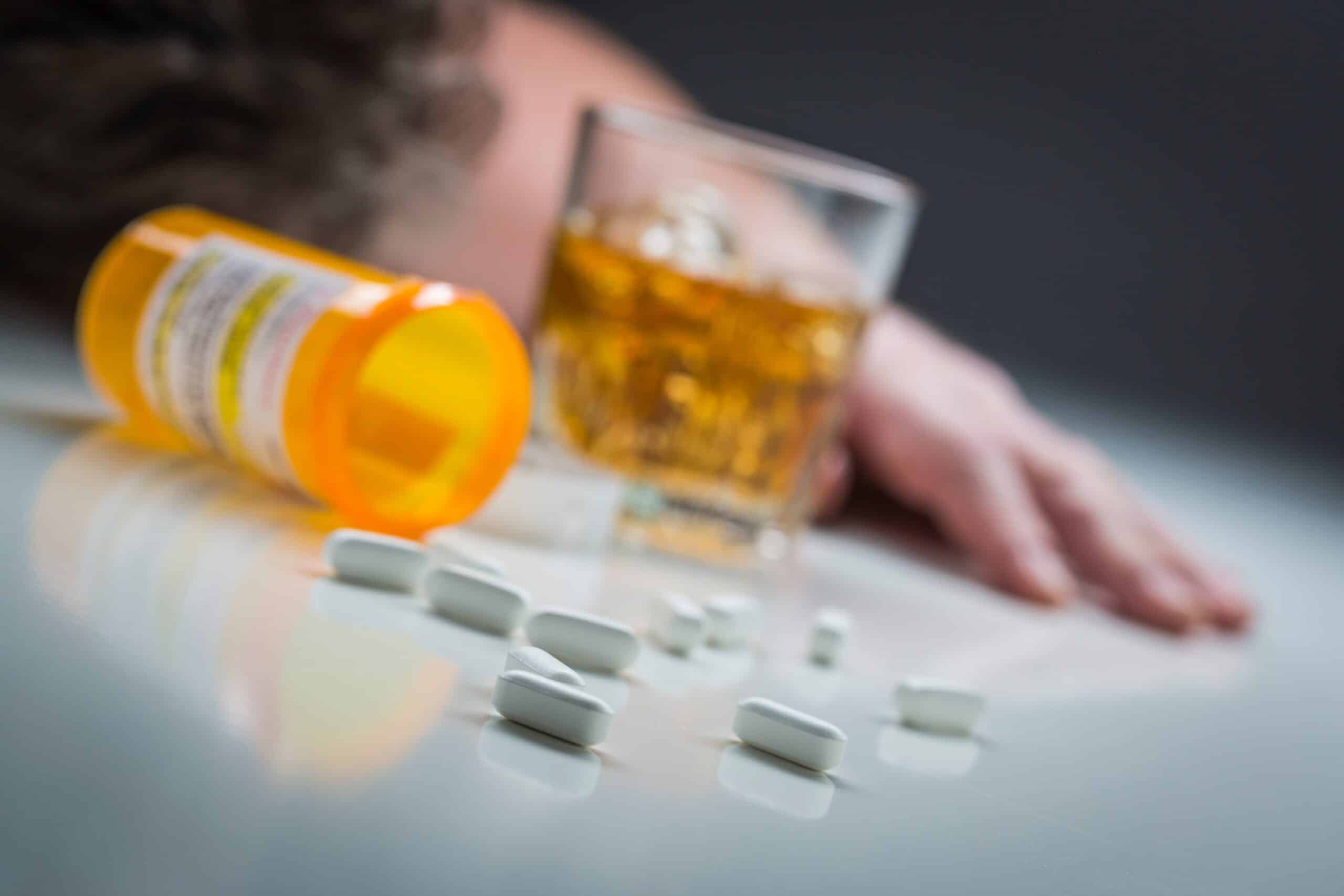 These are the dangers of mixing alcohol and prescription drugs together